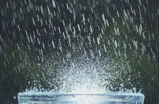ゲリラ豪雨でベランダ全滅——「干して出勤」が賭けになる夏、洗い直しの損失を計算してみた
