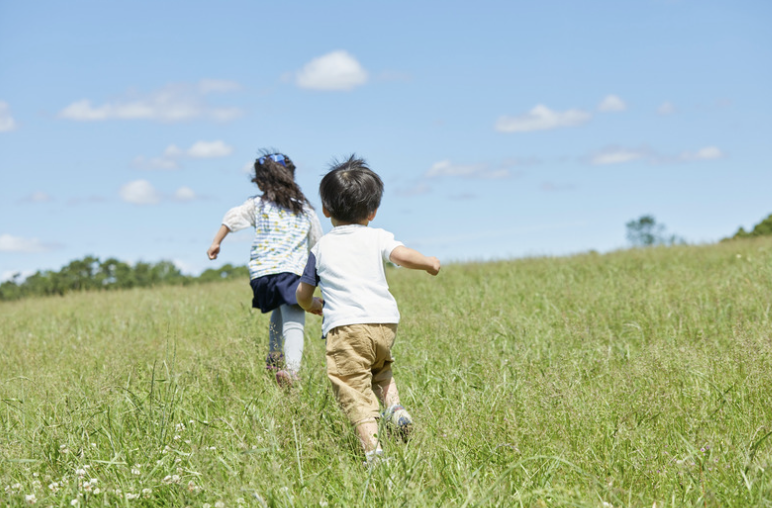 夏休み、子どもの洗濯物が倍になる——「昨日も回したのに、もう山」が終わらない40日間